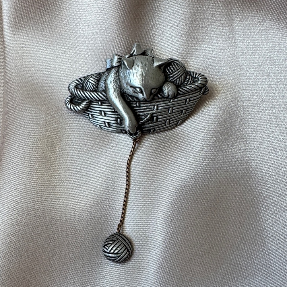 JJ Silver Cat in Basket Brooch 🐱🧶